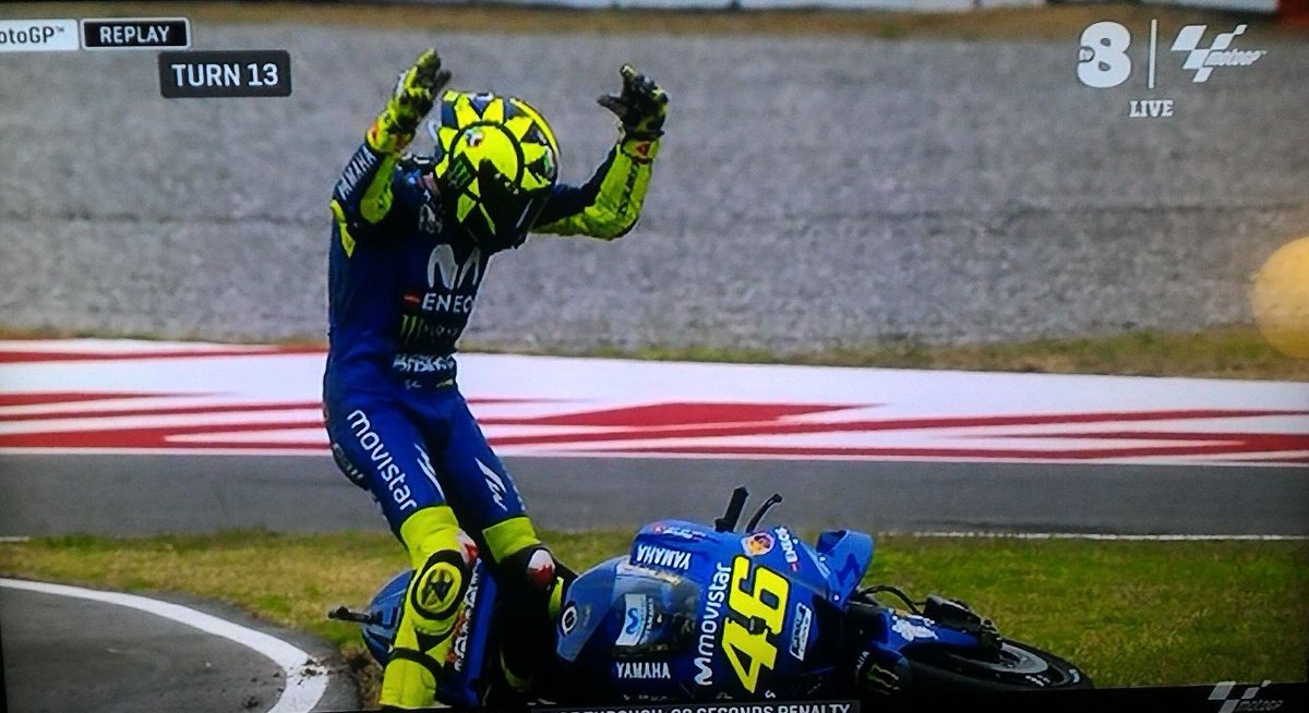 _theScarlettA_'s tweet photo. Valentino Rossi che insulta Marquez come nuovo meme della vita
#MotoGP #ArgentinaGP https://t.co/FFEHUbicdI