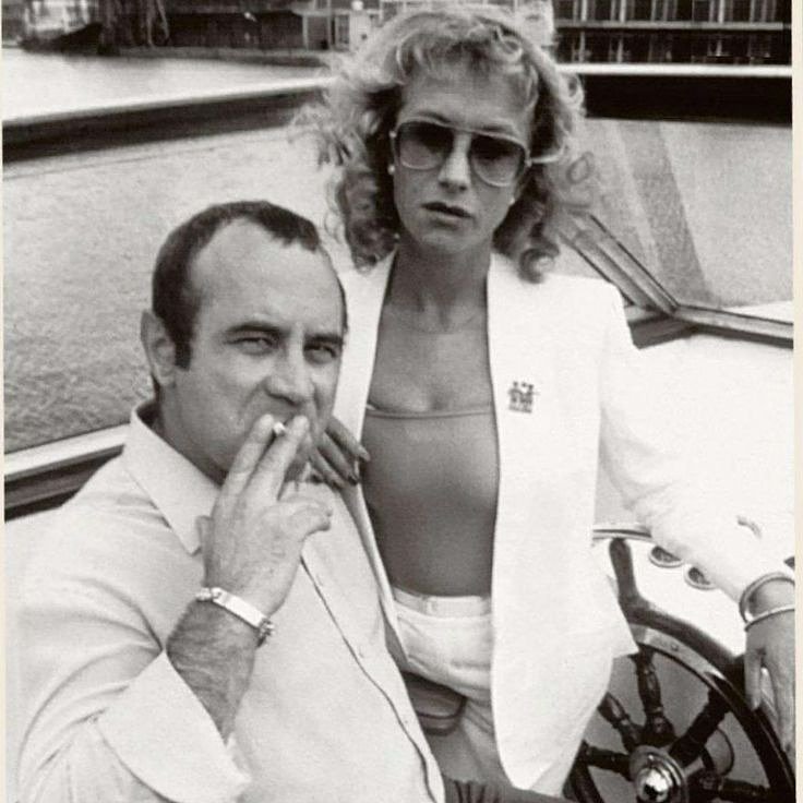 PosterPremier's tweet photo. Bob Hoskins and Helen Mirren on set of the British classic crime movie "The Long Good Friday" 1980. "Nothing unusual, he says! Eric's been blown to smithereens, Colin's been carved up, and I've got a bomb in me casino, and you say nothing unusual? #bobhoskins #helenmirren #london https://t.co/Va0Nvjv8Jl