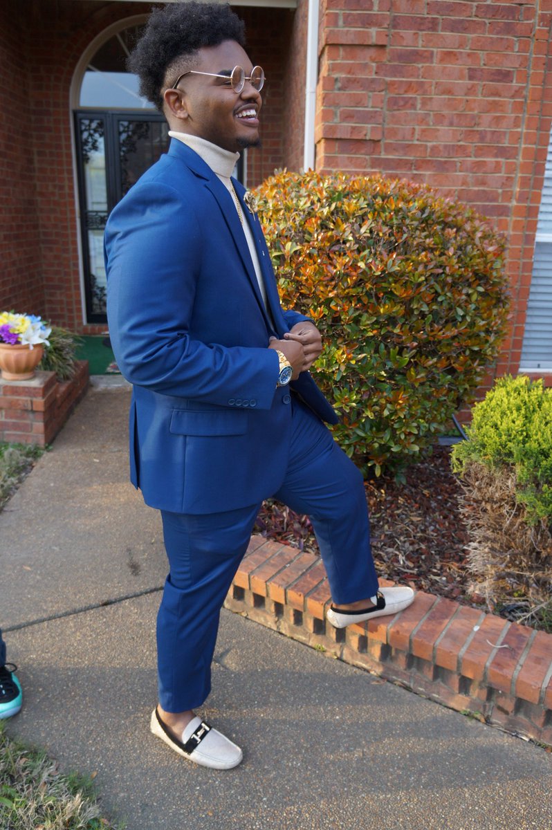 waddupjonjon's tweet photo. Needed to cover up my neck so I wouldn’t catch a cold ❄️ prom2k18 #TheClosingStatement https://t.co/MXt1SRdK6l