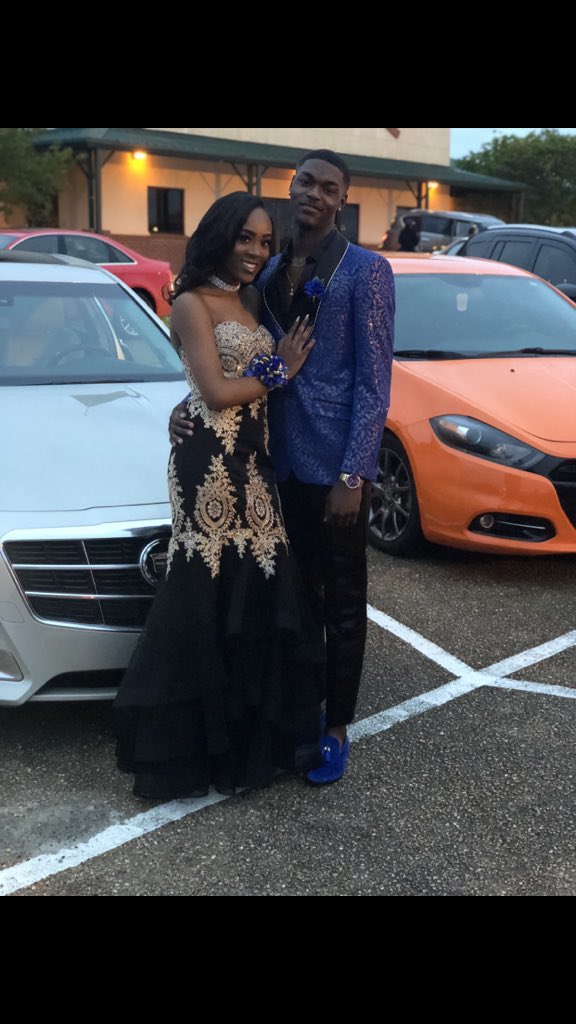 f_gabrielle__'s tweet photo. First Prom!🤩👫❣️ @Turd_10 #royaldrip https://t.co/CJAXhkpypS