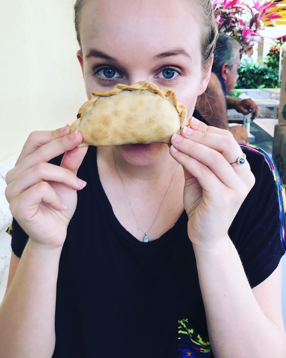 ItsVeganDarling's tweet photo. The new Cuban empanada from @Parlourvegan! It's so flavorful! I always love the sauces for the empanadas 😍 go try it! #vegan #veggie #veganfood #foodie #foodporn #veganlife #veganfoodshare https://t.co/SG8v6RWMje
