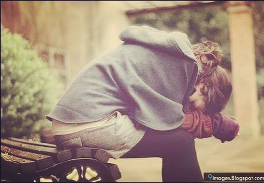 AdemOzbay's tweet image. Seni yaralarından tanırım ben kadın!
Düştüğün kuyulardaki Yusuf bendim.
Kaybolduğun denizlerde Yunus da.
Susuz kaldığın çöllerdeki Mecnun da bendim.
Seni acılarından tanırım ben kadın,
Acılarından öperim hürmetle,
Bir kelebeğin kanadına değen rüzgar gibi,
Sessiz bir öpüşle...