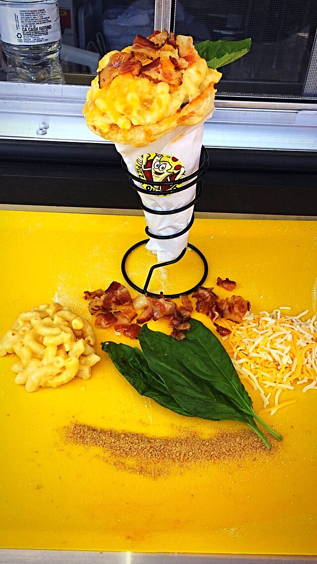 PizzaOnPoint1's tweet photo. Make Sure y’all stop by for our branded new Unicorn Lemonade!!! And are Mac Daddy cone🙌🏻🌈😊😋 #SundayFunDay#FoodTruck#Pizzacones#HangOverFood#Jesuslovers https://t.co/gSq7y1cpef
