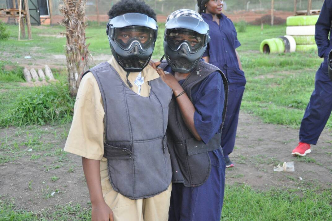 TuhameLeah's tweet photo. When you are on different teams... But friendship is stronger... @EronieO #LamaisonBigParty #LamaisonPaintBall https://t.co/DvCMWW5CuA