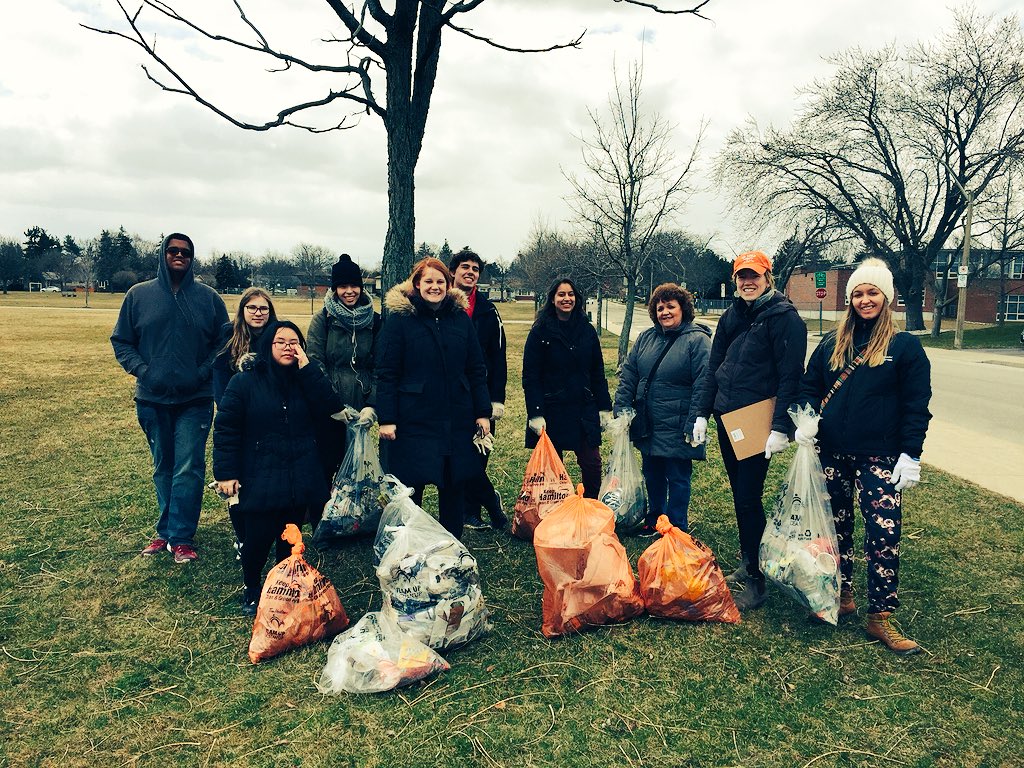 SustainableMoCo's tweet image. Thank you to our awesome volunteers at #ABCDay! Our group helped clean up our West Mountain neighbourhood. (This was half of our group at the halfway mark! Such great work!) @MSAmohawk @MohawkCollege