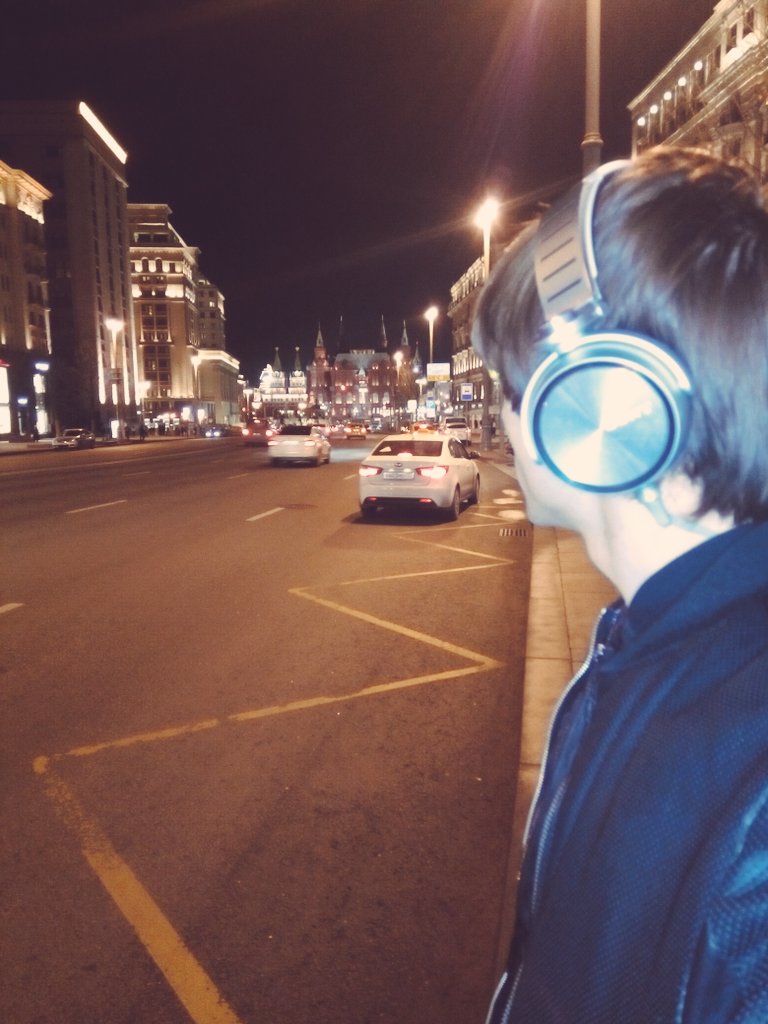 karabazik's tweet photo. На тверской если подойти к дороге и делать селфи, то почему-то сразу подъезжают таксисты)) https://t.co/kr91B3aUHP