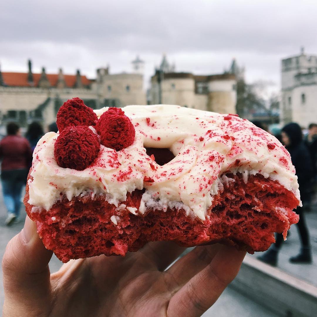Red velvet loveliness!! 😍
.
#Repost @ems_eats123
•  •  •
<a href="/doughnuttime_uk/">Doughnut Time UK</a> 
#vegan #vegans #veganism #veganshare #veganfood #veganrecipes #vegandonuts #veganbreakfast #vegansofig #veganpower #govegan #veganfoodie #eats #eat #food #foodie #breakfast #donuts #yum #yummy