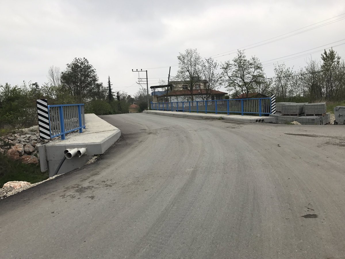 Arifiye Fuadiye'ye yapılan köprü taşıt ve yaya trafiğini rahatlattı.Köprünün alçak,dar olmasından dolayı meydana gelen su taşkınları bitti.