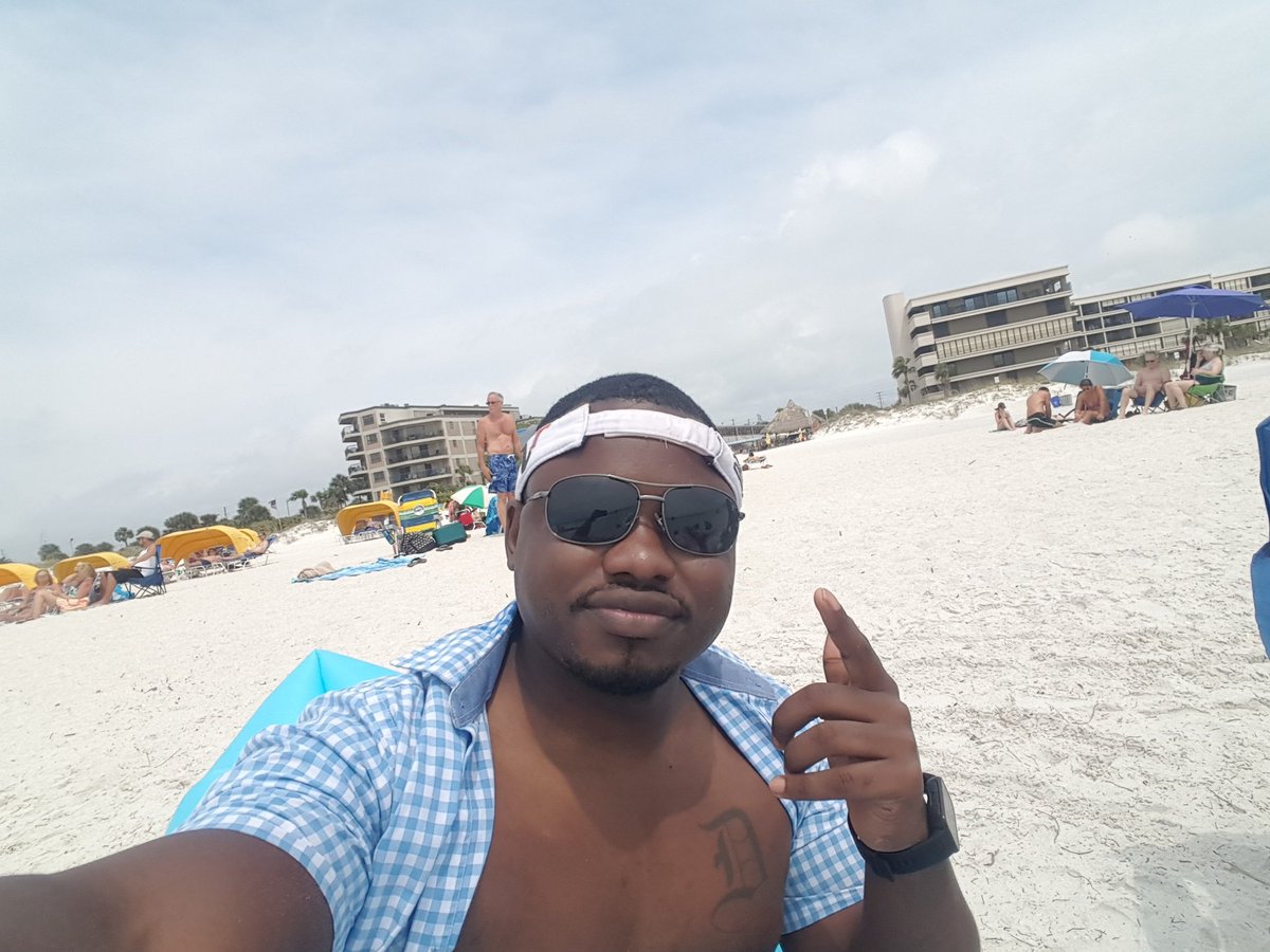 HinesEntVet's tweet photo. Gotta love living near the beach where it's warm year round. Lol... https://t.co/ZpYNkYRBVd