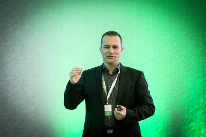 BiziSi's tweet image. Dani Polajnar na konferenci #NetPRO: "Če želimo konkurirati na trgu, je dobro timsko delo danes nujno." In kateri so 4 znaki, da delate v inteligentnem timu? Več: 
bit.ly/2ErcFUK