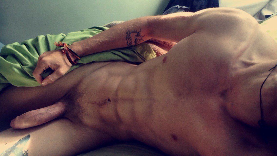 "Come lay with me~."

#SeductiveSunday.