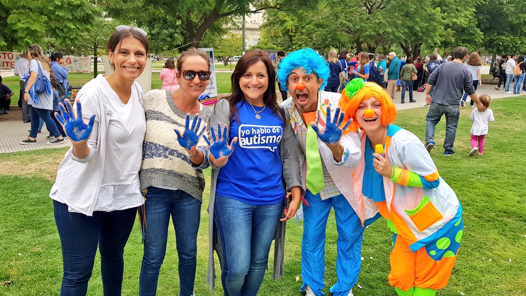 solepisani's tweet photo. #HablemosDeAutismo Hermosa tarde en la Plaza Rivadavia. 💙💙💙 @hector_gay  @SoleMonardez @lupendino https://t.co/XnitPyQkrW