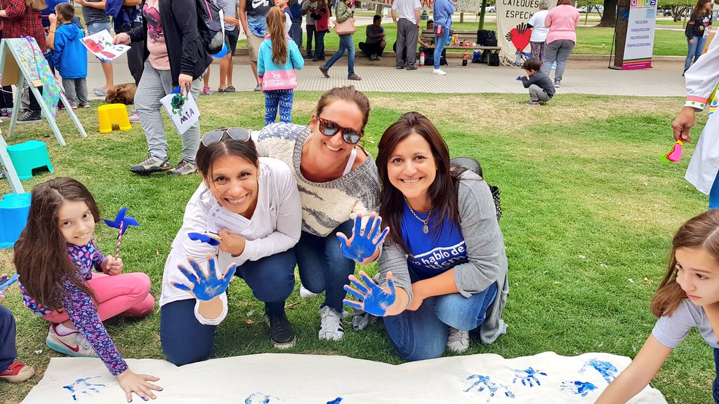solepisani's tweet photo. #HablemosDeAutismo Hermosa tarde en la Plaza Rivadavia. 💙💙💙 @hector_gay  @SoleMonardez @lupendino https://t.co/XnitPyQkrW