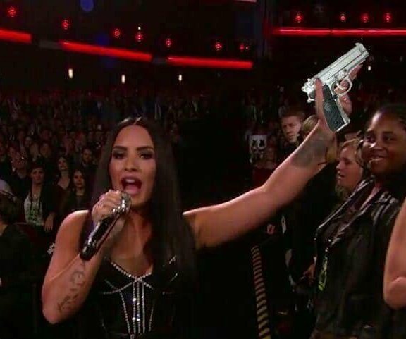 dxnfmariano's tweet photo. ouvindo sorry not sorry // começou tell me you love me https://t.co/xlYuFRBIPx
