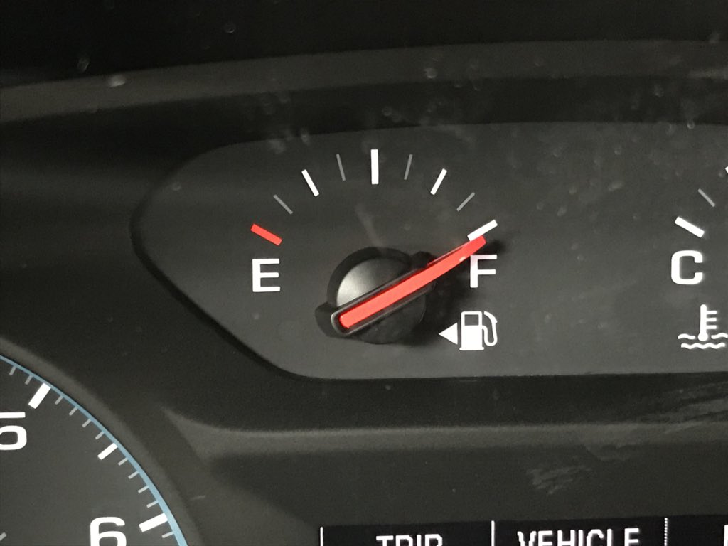 尾崎博之 クロップ ボタンやファスナーのことならお任せ 株式会社クロップオザキの社長です V Twitter 以前 Saketen51 がツイートしていた車の給油口の話 メーターにある三角マークが給油口の位置を示しています この車は左側 レンタカーには知っている本当に