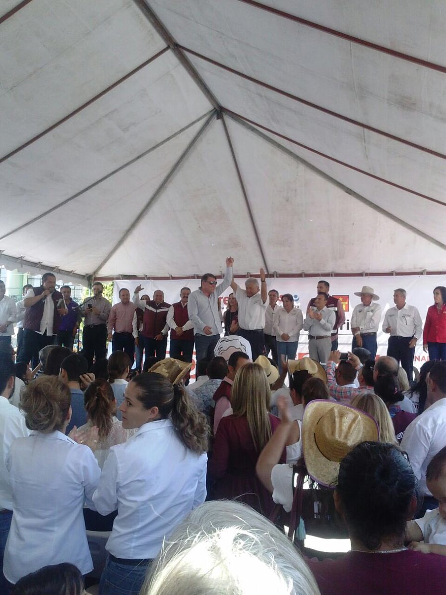 JorgeAEspinoza_'s tweet photo. Vaya noticia ahora el alcalde de Movimiento Ciudadano de Tepa #HugoBravo deja ese partido y se va a Morena con Carlos Lomelí y López Obrador. ¿Que le ofrecerían para semejante traición? https://t.co/RBzowWVImZ