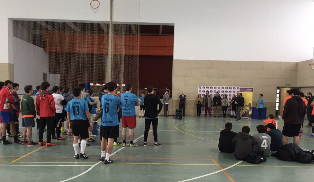 CELHospitalet's tweet photo. 🏆 Aquesta tarda la vicepresidenta @MonicaGSolanas participant al lliurament de trofeus del Torneig de #FutbolSolidari @uflbalandrau a l'Escola Xaloc de #LHospitalet

Tots els fons recollits destinats a col·laborar amb #HARAMBEE a l'accés a l'educació superior de 10 dones a Kenya https://t.co/HRKo0KePlU