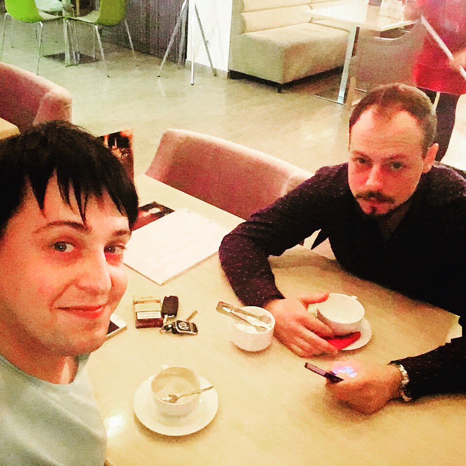 Tolstikov's tweet photo. Крутость этого фото просто зашкаливает. Команда КВН «Саша по шоссе» — куражимся, братухи! https://t.co/EPnmCmoOrP