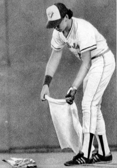 GeorginaReportr's tweet photo. Aug 4 2018 will mark 35 years since the Dave Winfield seagull incident at Exhibition Stadium in Toronto, Ontario https://t.co/RFuWWaAtji
