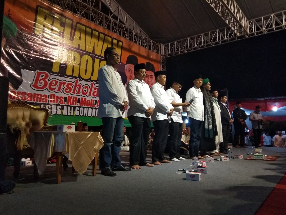 PDIP_KRA's tweet photo. Shalawat bersama Gus Ali Gondrong,H. Yuliyatmono dan H. Rober christanto di Karanganyar... Mafia Shalawat: Manunggaling fikiran dan hati dalam Shalawat.. -@ganjarpranowo
#GanjarYasin
#yulirober
#PDIPerjuangan
#KandangBant3ng https://t.co/f7m0UsFrfS