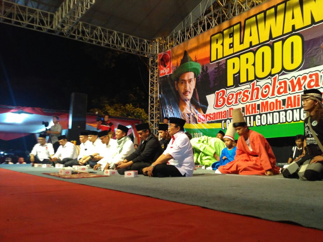 PDIP_KRA's tweet photo. Shalawat bersama Gus Ali Gondrong,H. Yuliyatmono dan H. Rober christanto di Karanganyar... Mafia Shalawat: Manunggaling fikiran dan hati dalam Shalawat.. -@ganjarpranowo
#GanjarYasin
#yulirober
#PDIPerjuangan
#KandangBant3ng https://t.co/f7m0UsFrfS
