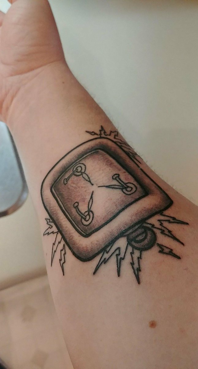 curnew's tweet photo. First tattoo... HAD to be Back to the Future themed!  #backtothefuture #fluxcapacitor #nov5th1955 #firsttattoo #tattoo  @BacktotheFuture @realmikefox @mrchristopherll @LeaKThompson @TheClaudiaWells @TomWilsonUSA https://t.co/HDnh5aNLEn