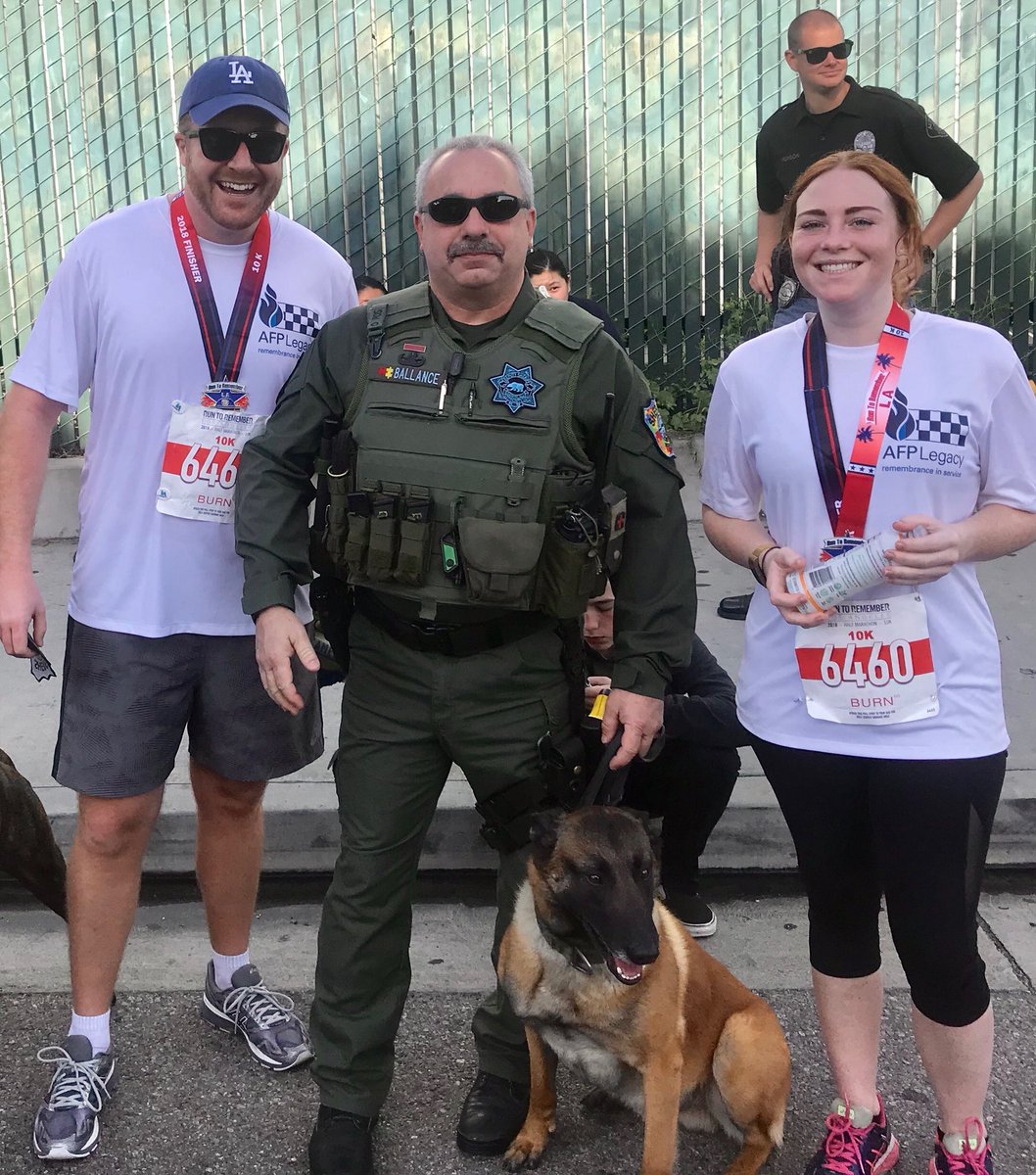 StrongCmdr's tweet photo. @AusFedPolice Los Angeles Office members Hayden and Amber remembering those who have fallen in the line of duty with our mates from @LASDHQ @LAPDHQ @StanSheriff #runtorememberLA #AFPLegacy @AusFedPolice https://t.co/994YalXN7t