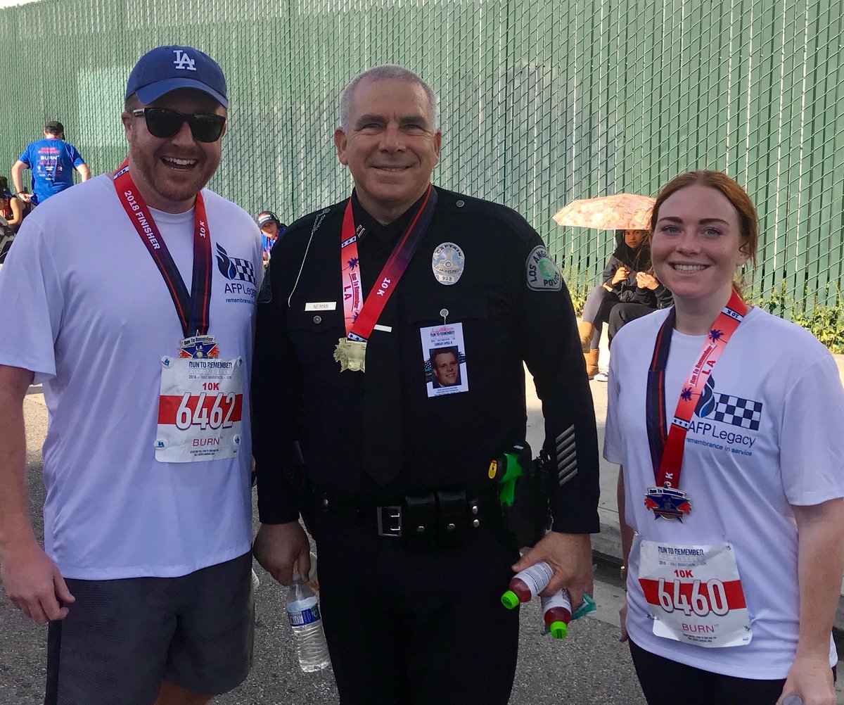 StrongCmdr's tweet photo. @AusFedPolice Los Angeles Office members Hayden and Amber remembering those who have fallen in the line of duty with our mates from @LASDHQ @LAPDHQ @StanSheriff #runtorememberLA #AFPLegacy @AusFedPolice https://t.co/994YalXN7t