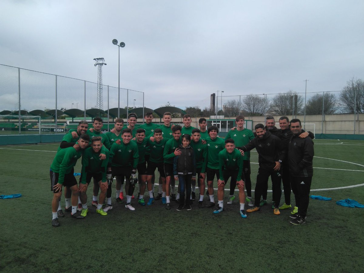 Habéis defendido con orgullo la camiseta mas grande que un futbolista puede llevar. Sois honestos, puros y una bendición para nuestra entidad. Toca seguir trabajando para luchar por una competición que años atrás llenó de gloria al beticismo. GRACIAS #sepuede #proyectoenelgarrobo