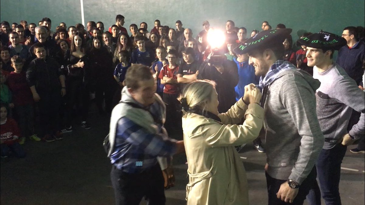 pellourzelai's tweet image. Poza #Arbizu-n, Joseba Ezkurdia eta Jose Jabier Zabaleta txapeldunen harreran. Merezitako txapela buruan.