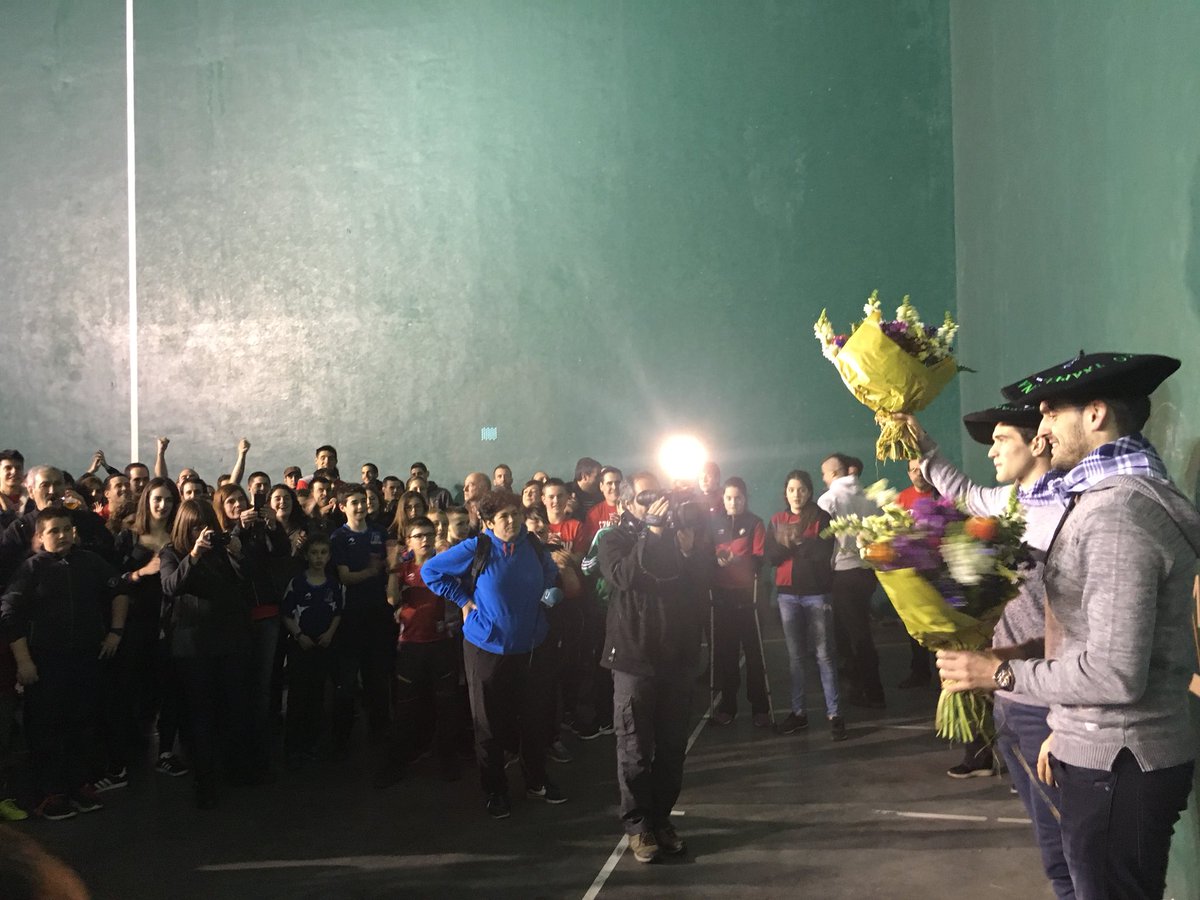 pellourzelai's tweet image. Poza #Arbizu-n, Joseba Ezkurdia eta Jose Jabier Zabaleta txapeldunen harreran. Merezitako txapela buruan.