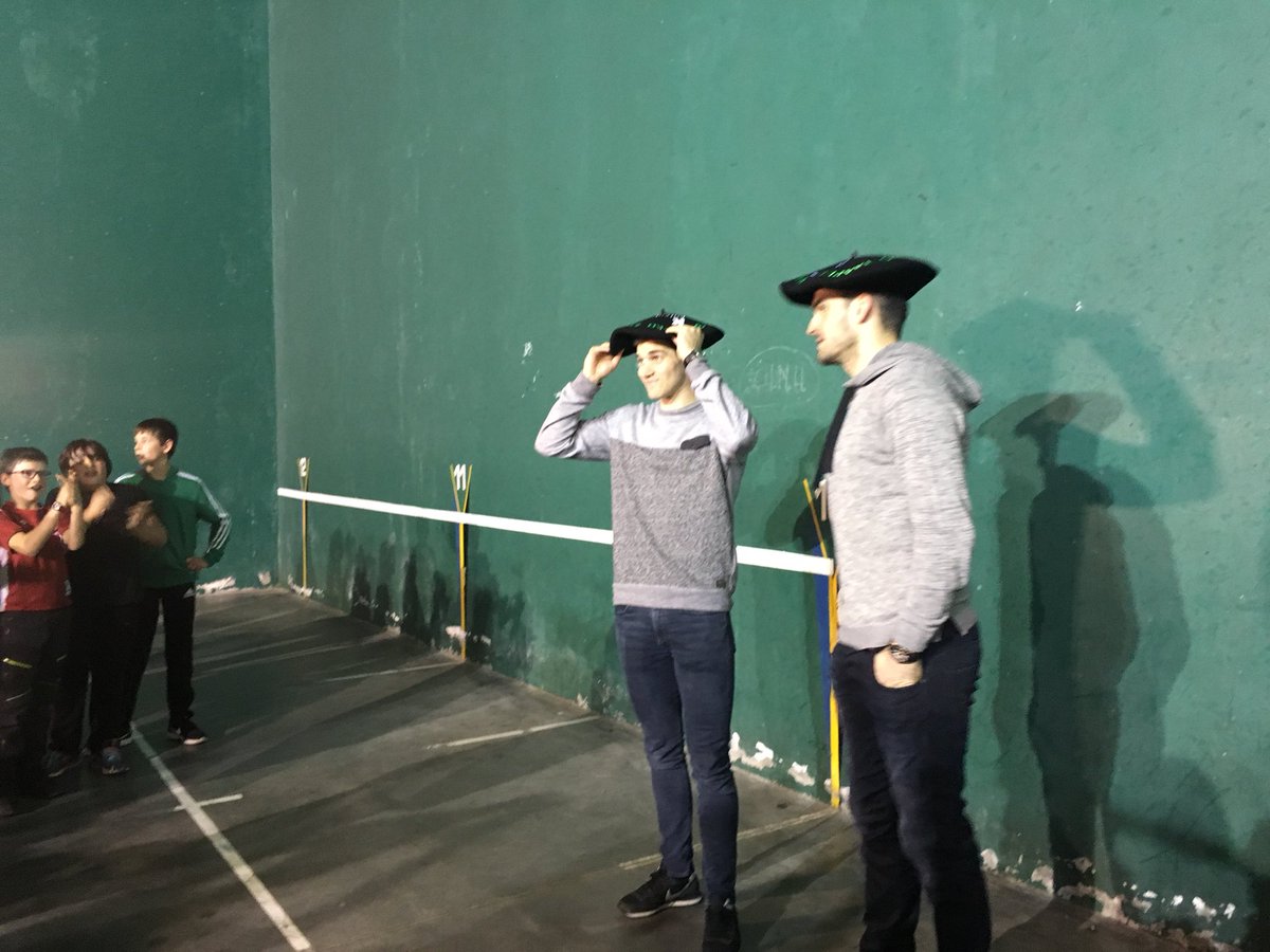 pellourzelai's tweet image. Poza #Arbizu-n, Joseba Ezkurdia eta Jose Jabier Zabaleta txapeldunen harreran. Merezitako txapela buruan.