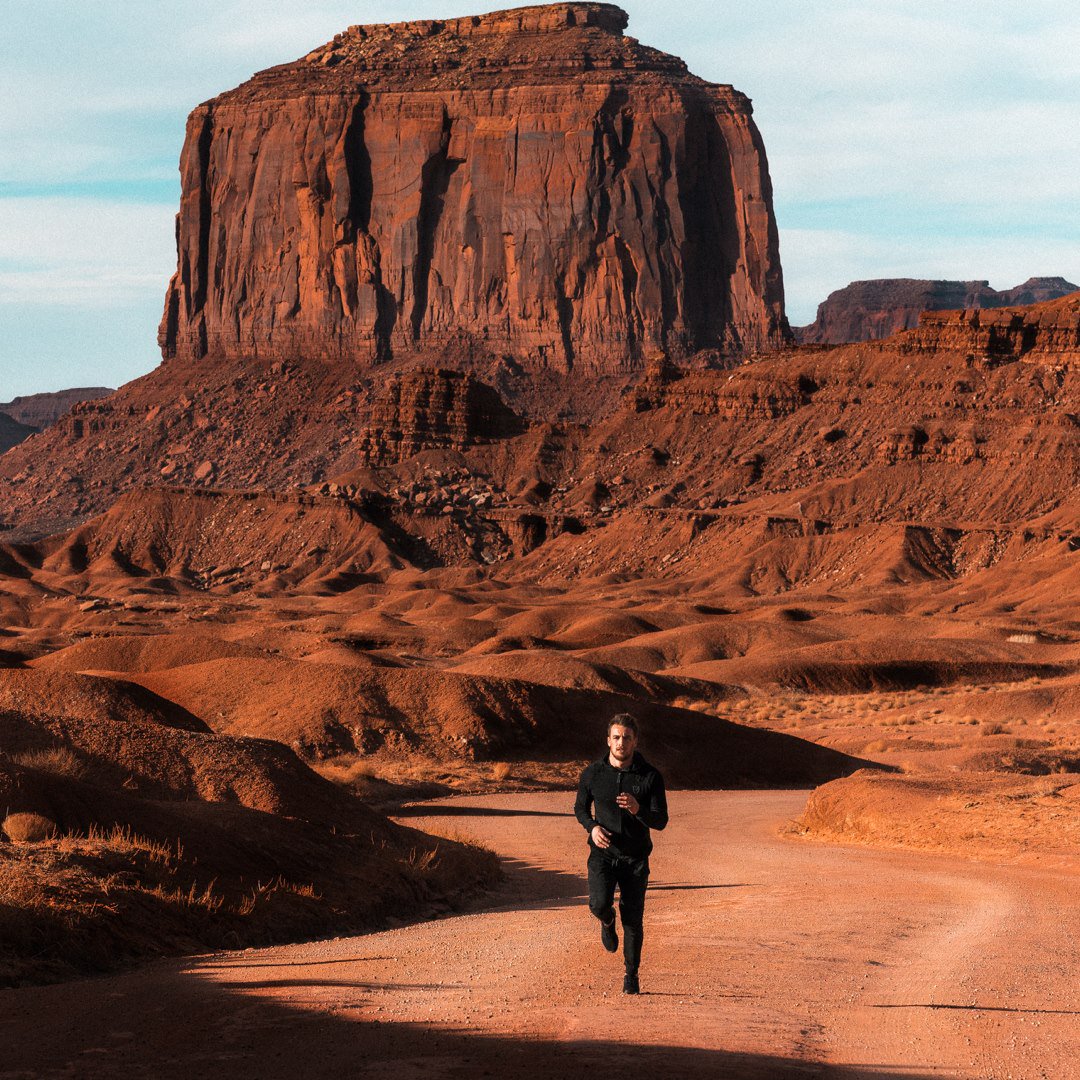 Marc_Fitt's tweet photo. That was the toughest place I've run! This shot was taken 15 minutes after I came out of a short sprint of 3 minutes in Sand Dune! I had sand in my throat and couldn't properly breathe for a day after. I was coughing sand out haha #TeamRise #Desert #marcfitt #runningman https://t.co/9MLzwqcNuG