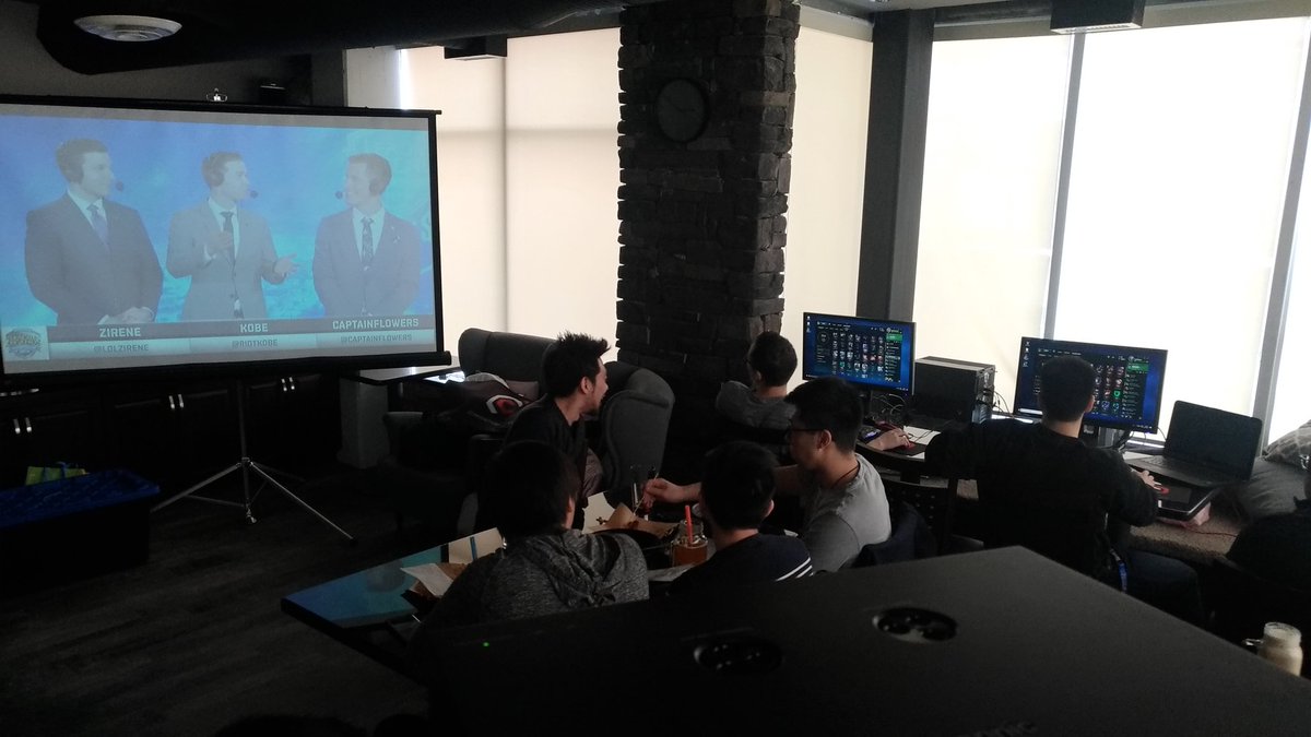 CommunityG_CAN's tweet photo. #howilcs #NALCS we watch n play at the same time https://t.co/oZqKLSvqOl