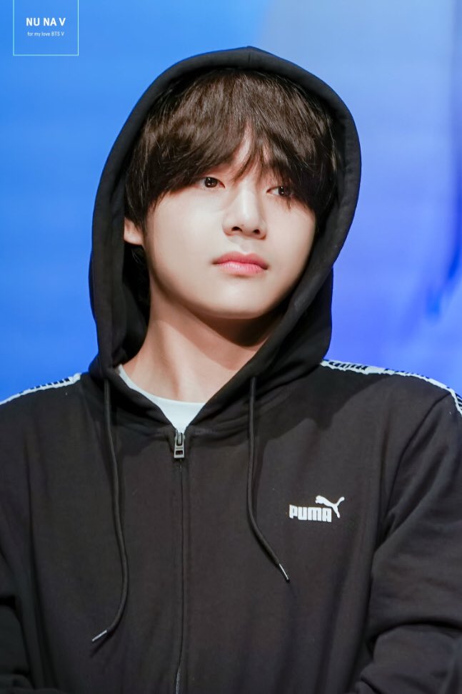 rickiviix's tweet photo. Is it just me or did tae look really sad during the fansigning :(. Is he ok? Because he’s not being his usual happy self. I hope you feel better soon Tae #WeLoveYouTae ❤️
#PUMA_Fansign @BTS_twt https://t.co/w3r2wTZXq4