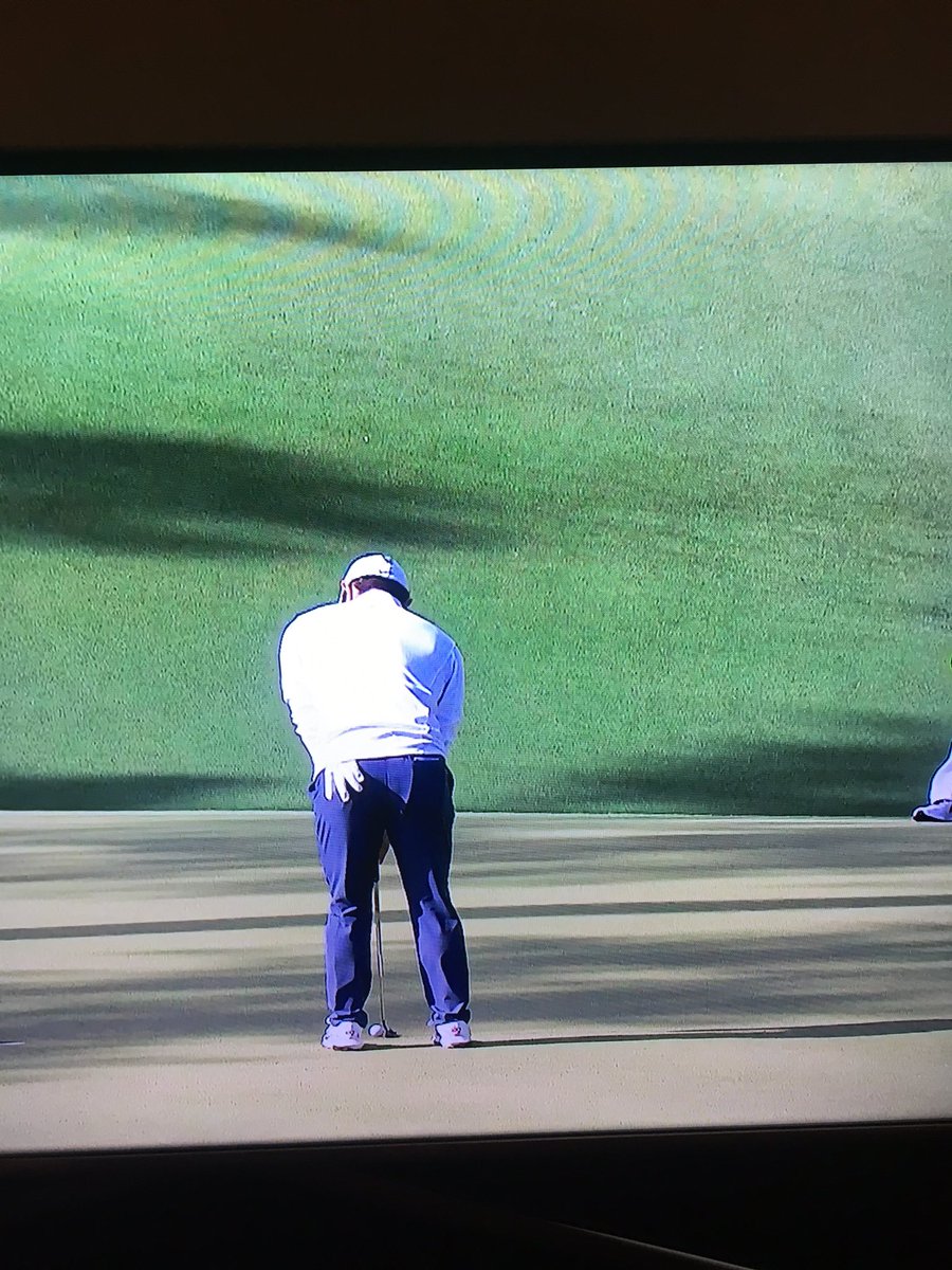dksimmo's tweet photo. McIlroy putting one handed!! 😮👏🏼 #TheMasters #rorymcilroy #AugustaNational #showoff #golf https://t.co/0fWtNVBWpu
