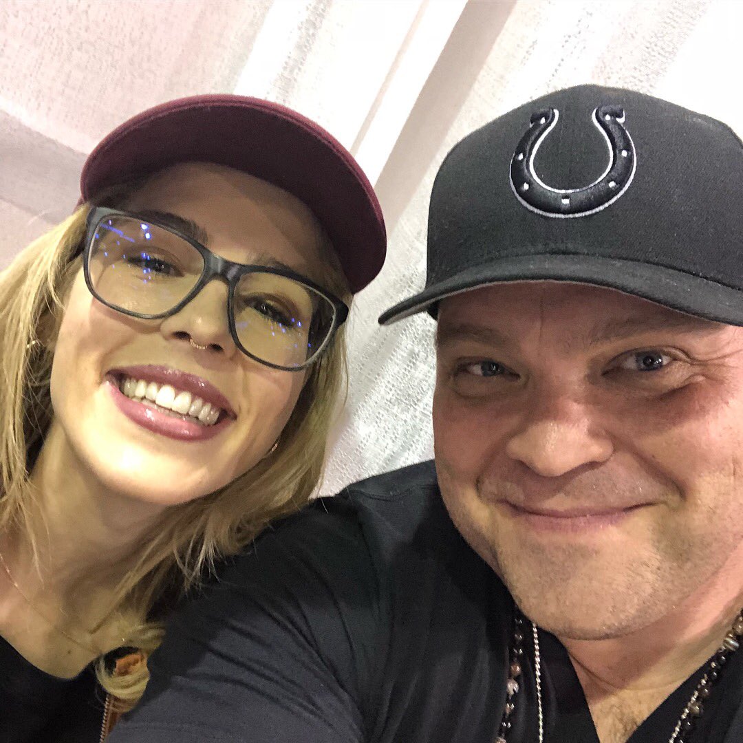 Olicity News Instagram Arrow Emily Bett Rickards Thedrewpowell Life Is More Fun With Buddies Emilybett Heroesfanfest Ffchicago T Co 2kixcf1h9y T Co Kcpfizzn8v