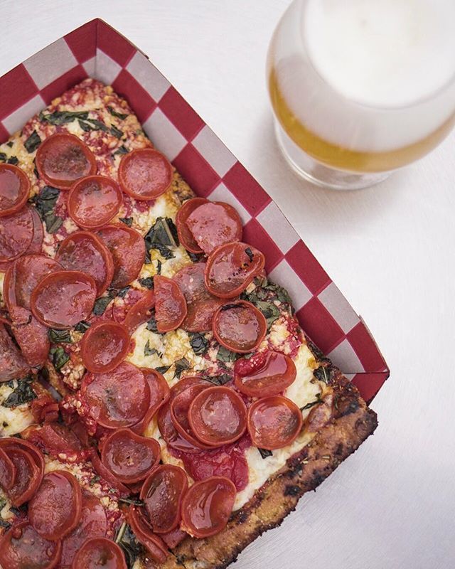 Weekend highlight: pepperoni &amp; broccoli rabe za from @uneedasicilian paired with a tart, homebrewed saison. 🤤🍕
-
PS - rabe is pronounced like “rob”, which is neat because, as we all know, Broccoli Rob is one of the most notable alumni of Cornell Univ… instagram.com/p/BhUywRKHuzoQ…