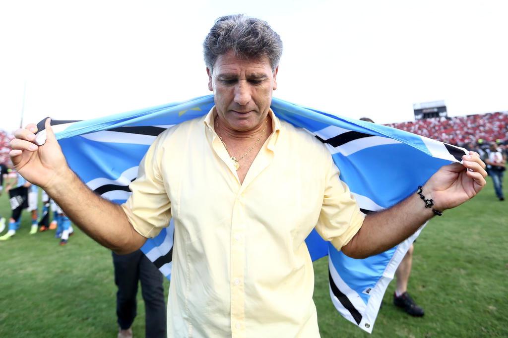 mbertoncello_'s tweet photo. Renato como técnico do #Grêmio:

211 jogos
106 vitórias
56 empates
49 derrotas
59% de aproveitamento

• Copa do Brasil ✔
• Libertadores ✔
• Recopa ✔
• Gauchão ✔

- 8º treinador com mais jogos pelo Tricolor!

🏆🏆🏆
#FAZAESTÁTUA

📸 Jefferson Botega https://t.co/OdCvq5KQgO