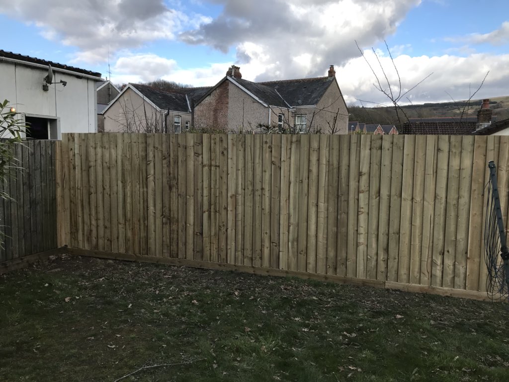 thecrane300's tweet photo. Fence up in betws https://t.co/vTXVTidLZc