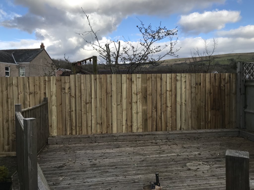 thecrane300's tweet photo. Fence up in betws https://t.co/vTXVTidLZc
