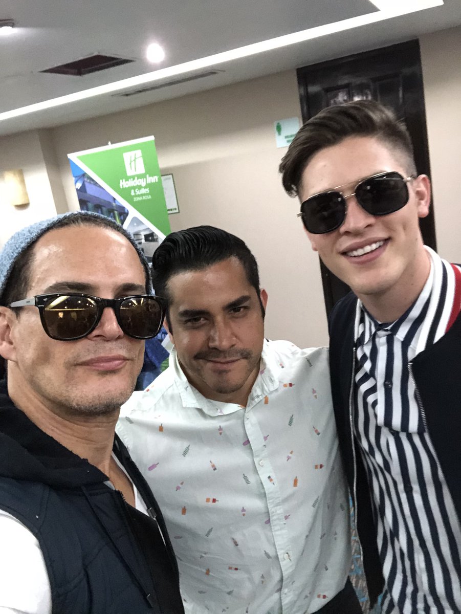 elcotomomoof's tweet photo. Firma de JP Y JULIO CAMEJO @soyjuliocamejo  @jpcarrascoof  para @elcotomomo  @momo_montes GRACIAS @HIZonaRosa https://t.co/rlkBFqfdIE