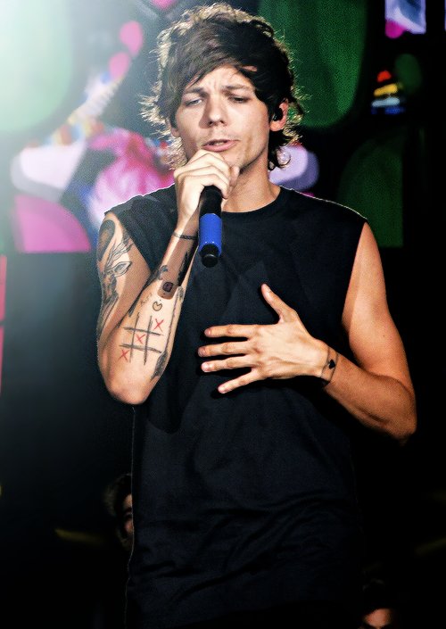 WhyLarryIsReal's tweet photo. his lil hnd on his lil tummy https://t.co/VPgzM5tvO2