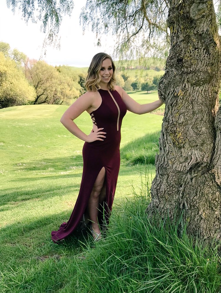 emalyyyy_xoxo's tweet photo. Senior Prom❤️ https://t.co/GXFwML9req