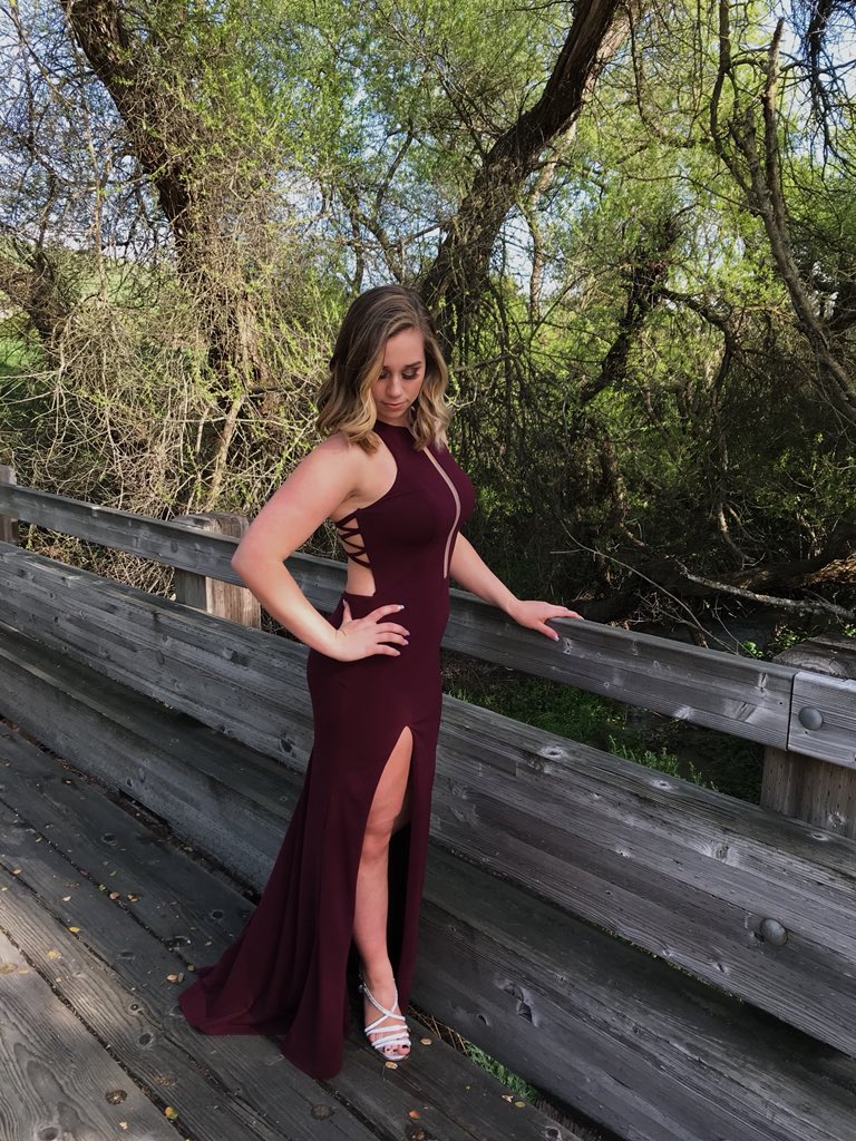 emalyyyy_xoxo's tweet photo. Senior Prom❤️ https://t.co/GXFwML9req