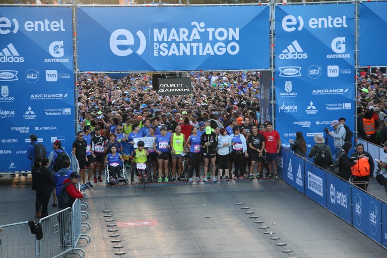 Amo_Santiago's tweet image. Bitácora @entel @maratonsantiago: Y entre la marea azul, nuestros ocho favoritos. Estuvimos en esta adrenalínica mañana en donde la felicidad fue sinónimo de endorfinas en masa 🏃‍♀️🏃‍♂️😍🏅🎖️bit.ly/2v41JgL