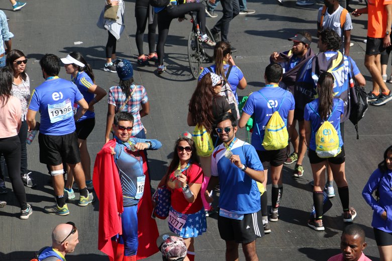 Amo_Santiago's tweet image. Bitácora @entel @maratonsantiago: Y entre la marea azul, nuestros ocho favoritos. Estuvimos en esta adrenalínica mañana en donde la felicidad fue sinónimo de endorfinas en masa 🏃‍♀️🏃‍♂️😍🏅🎖️bit.ly/2v41JgL