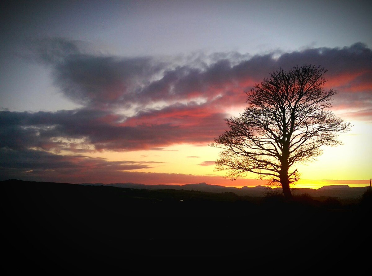 tiscoffeetime's tweet photo. What a beautiful sunset we had driving home from the café #sunset #donegal #home #thankful #busyweek #seeyousoon #backopenwednesday https://t.co/oc2Rajlw2u