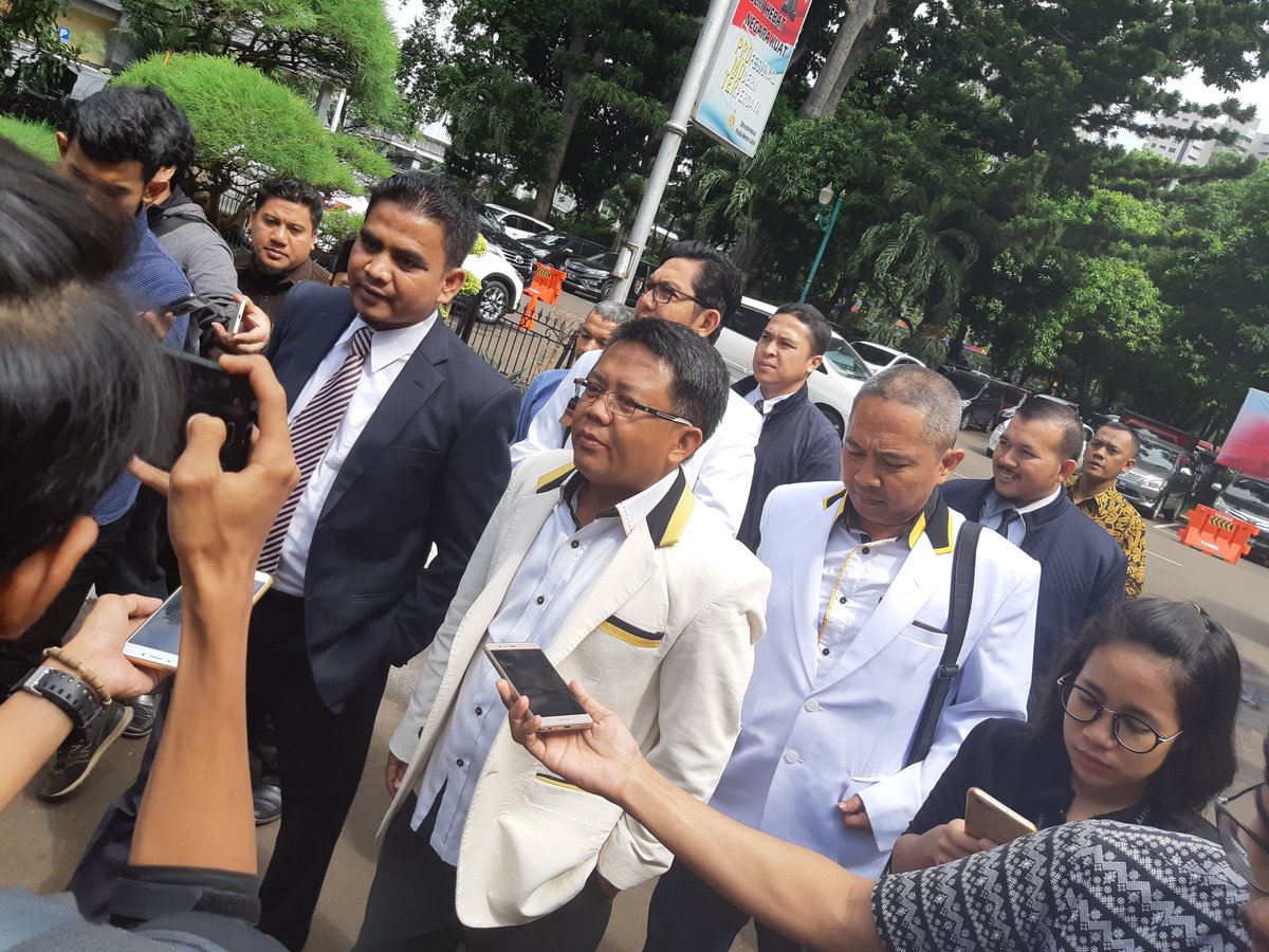 Hari ini presiden PKS kembali mendatangi polda metro jaya untuk memenuhi panggilan atas pelaporan dari saudara fahri hamzah. 

Ini adalah pemeriksaan lanjutan setelah pemeriksaan awal beberapa waktu lalu. 

Ini adalah kewajiban bagi warga negara untuk menghormati proses hukum