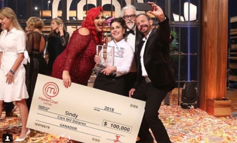 CaraotaDigital's tweet photo. Sindy Lazo ganó a punta de guiso de hallaca la gran final del Master Chef Latino https://t.co/WEl0hjo1Bm https://t.co/e4fiU7jCwo